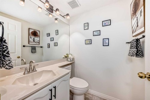 305 Sandringham Road Nw, Calgary, AB - Indoor Photo Showing Bathroom