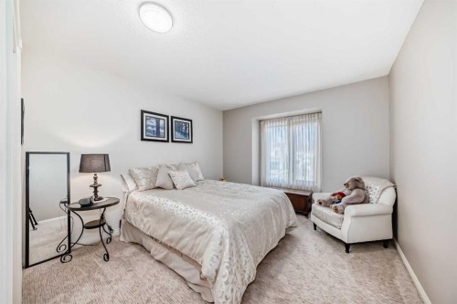 305 Sandringham Road Nw, Calgary, AB - Indoor Photo Showing Bedroom