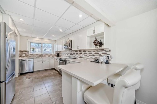 305 Sandringham Road Nw, Calgary, AB - Indoor Photo Showing Kitchen With Upgraded Kitchen