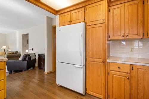 27 Hawkstone Close Nw, Calgary, AB - Indoor Photo Showing Kitchen