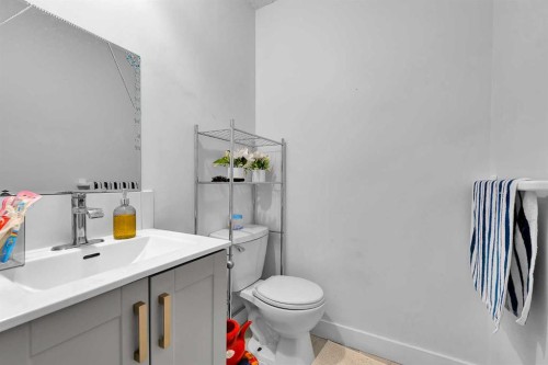 3-4543 7 Avenue Se, Calgary, AB - Indoor Photo Showing Bathroom