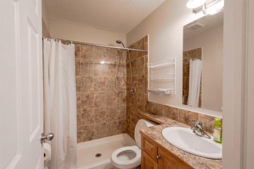 37 Royal Birch Close Nw, Calgary, AB - Indoor Photo Showing Bathroom