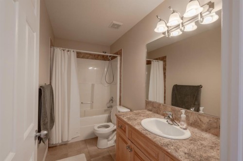 37 Royal Birch Close Nw, Calgary, AB - Indoor Photo Showing Bathroom