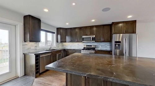 29 Sunrise Close Se, High River, AB - Indoor Photo Showing Kitchen With Upgraded Kitchen