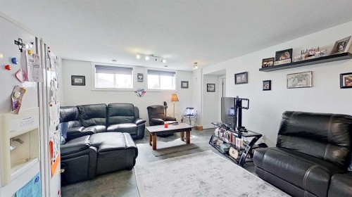 29 Sunrise Close Se, High River, AB - Indoor Photo Showing Living Room