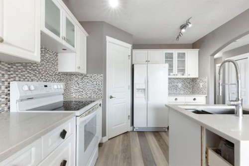 18 West Springs Gate Sw, Calgary, AB - Indoor Photo Showing Kitchen