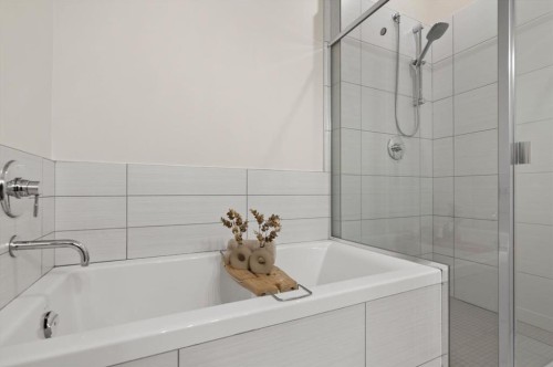 806-2505 17 Avenue Sw, Calgary, AB - Indoor Photo Showing Bathroom
