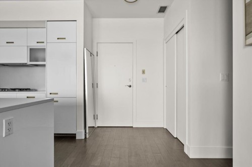 806-2505 17 Avenue Sw, Calgary, AB - Indoor Photo Showing Other Room