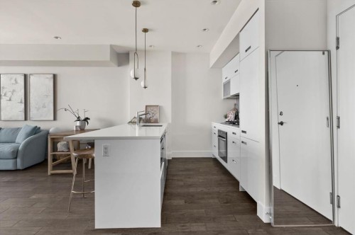 806-2505 17 Avenue Sw, Calgary, AB - Indoor Photo Showing Kitchen