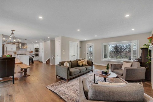 37 Highwood Place Nw, Calgary, AB - Indoor Photo Showing Living Room