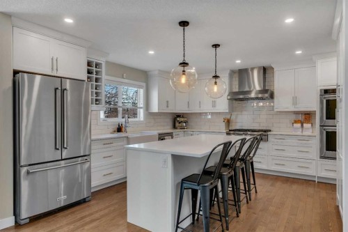 37 Highwood Place Nw, Calgary, AB - Indoor Photo Showing Kitchen With Upgraded Kitchen