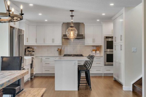 37 Highwood Place Nw, Calgary, AB - Indoor Photo Showing Kitchen With Upgraded Kitchen