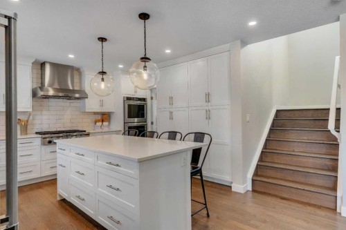 37 Highwood Place Nw, Calgary, AB - Indoor Photo Showing Kitchen With Upgraded Kitchen