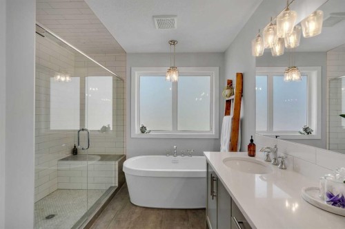 37 Highwood Place Nw, Calgary, AB - Indoor Photo Showing Bathroom
