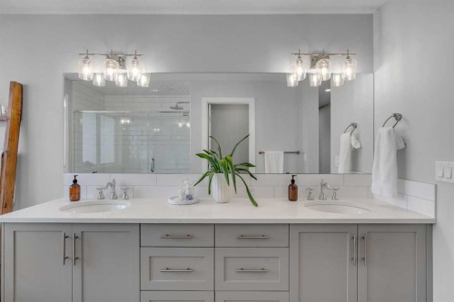 37 Highwood Place Nw, Calgary, AB - Indoor Photo Showing Bathroom