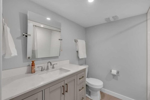 37 Highwood Place Nw, Calgary, AB - Indoor Photo Showing Bathroom