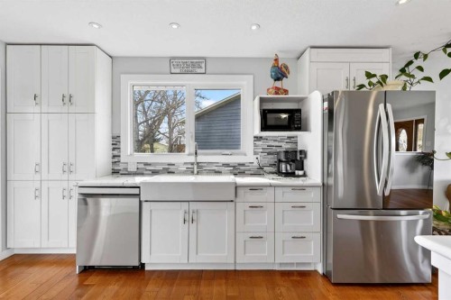 117 Bonitz Court, Carseland, AB - Indoor Photo Showing Kitchen With Stainless Steel Kitchen