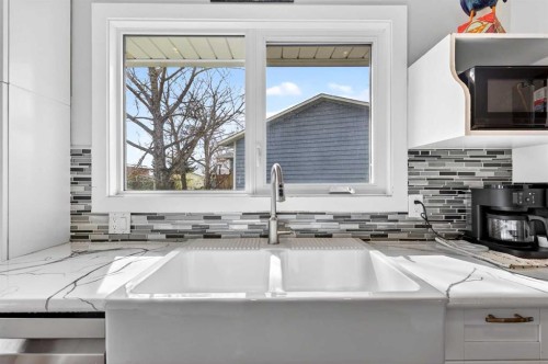 117 Bonitz Court, Carseland, AB - Indoor Photo Showing Kitchen With Double Sink