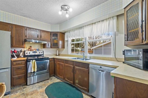 7 Canna Bay Sw, Calgary, AB - Indoor Photo Showing Kitchen With Double Sink