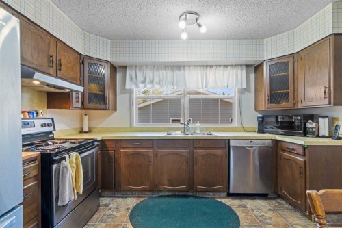 7 Canna Bay Sw, Calgary, AB - Indoor Photo Showing Kitchen With Double Sink