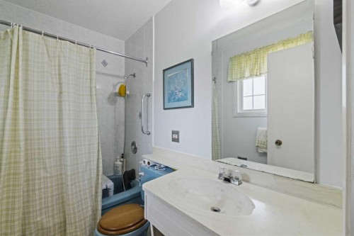 7 Canna Bay Sw, Calgary, AB - Indoor Photo Showing Bathroom