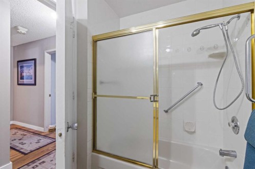 7 Canna Bay Sw, Calgary, AB - Indoor Photo Showing Bathroom
