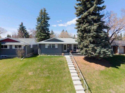 7 Canna Bay Sw, Calgary, AB - Outdoor With Facade