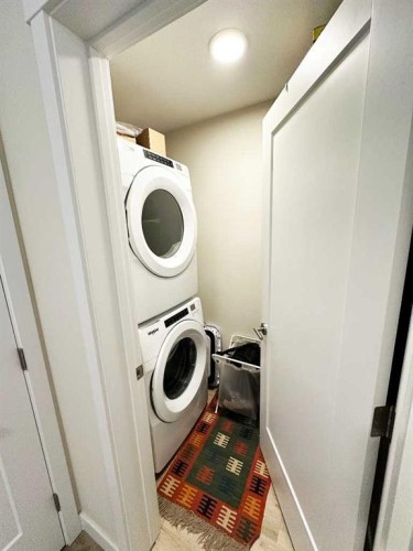 205-700 Shawnee Square Sw, Calgary, AB - Indoor Photo Showing Laundry Room