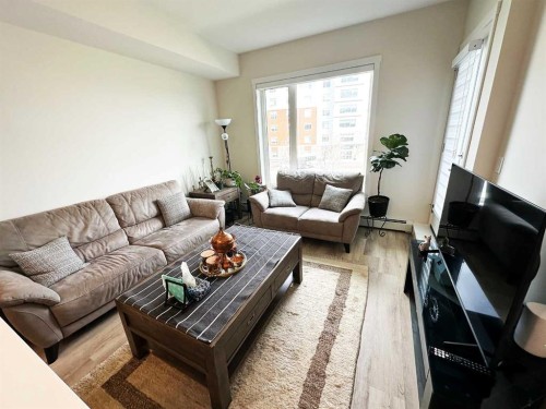 205-700 Shawnee Square Sw, Calgary, AB - Indoor Photo Showing Living Room