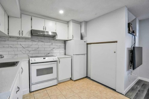 76 Aberfoyle Close Ne, Calgary, AB - Indoor Photo Showing Kitchen