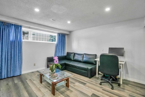 76 Aberfoyle Close Ne, Calgary, AB - Indoor Photo Showing Living Room