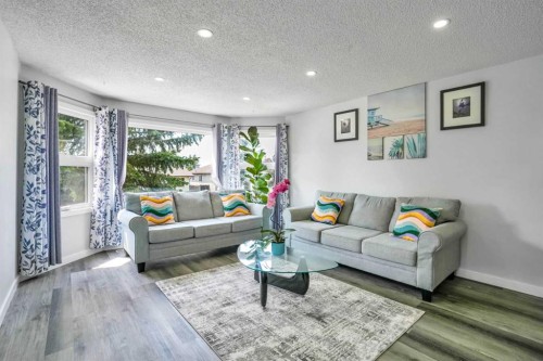 76 Aberfoyle Close Ne, Calgary, AB - Indoor Photo Showing Living Room