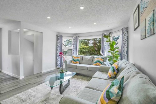 76 Aberfoyle Close Ne, Calgary, AB - Indoor Photo Showing Living Room