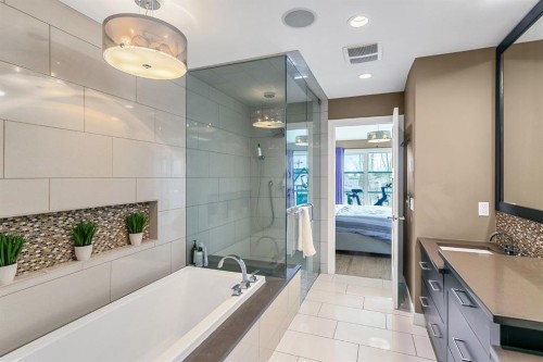 1834 30 Avenue Sw, Calgary, AB - Indoor Photo Showing Bathroom
