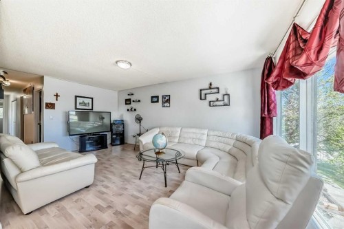 131 Ranchlands Court Nw, Calgary, AB - Indoor Photo Showing Living Room