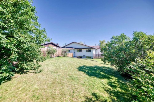 131 Ranchlands Court Nw, Calgary, AB - Outdoor