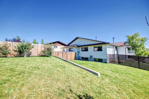 131 Ranchlands Court Nw, Calgary, AB - Outdoor