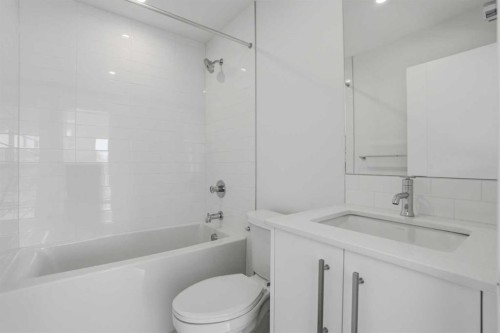 309-310 15 Avenue Sw, Calgary, AB - Indoor Photo Showing Bathroom