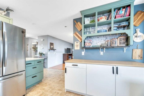 512 Highland Close, Strathmore, AB - Indoor Photo Showing Kitchen