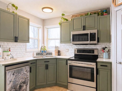 512 Highland Close, Strathmore, AB - Indoor Photo Showing Kitchen