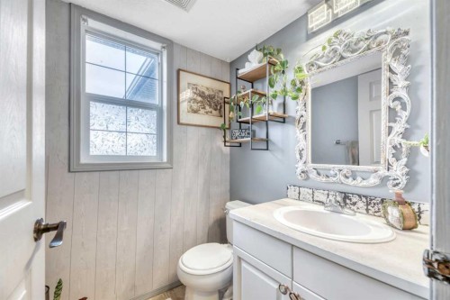 512 Highland Close, Strathmore, AB - Indoor Photo Showing Bathroom