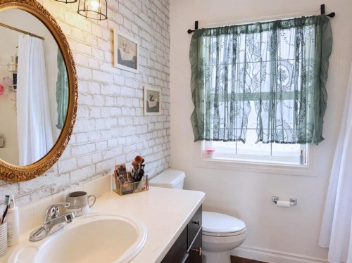 512 Highland Close, Strathmore, AB - Indoor Photo Showing Bathroom