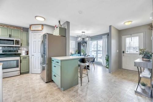 512 Highland Close, Strathmore, AB - Indoor Photo Showing Kitchen