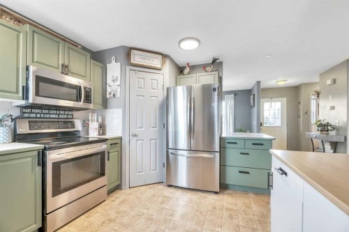 512 Highland Close, Strathmore, AB - Indoor Photo Showing Kitchen