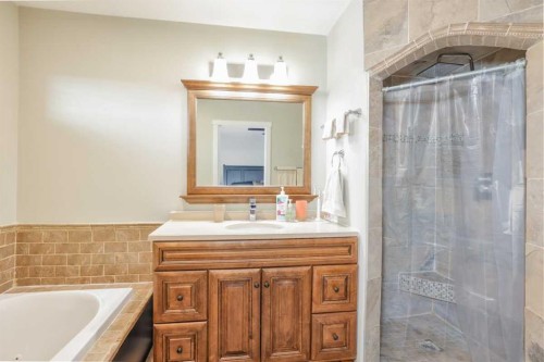 228 Wood Valley Bay Sw, Calgary, AB - Indoor Photo Showing Bathroom