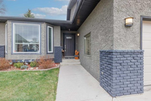 228 Wood Valley Bay Sw, Calgary, AB - Outdoor