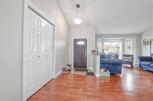 228 Wood Valley Bay Sw, Calgary, AB - Indoor Photo Showing Living Room