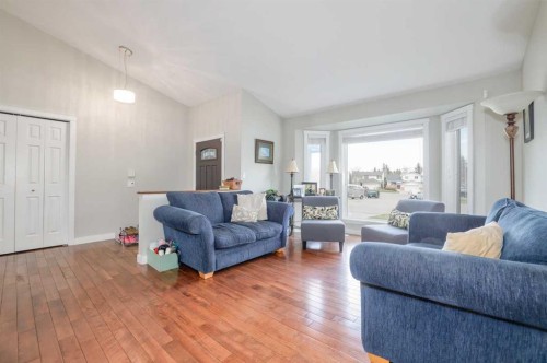 228 Wood Valley Bay Sw, Calgary, AB - Indoor Photo Showing Living Room