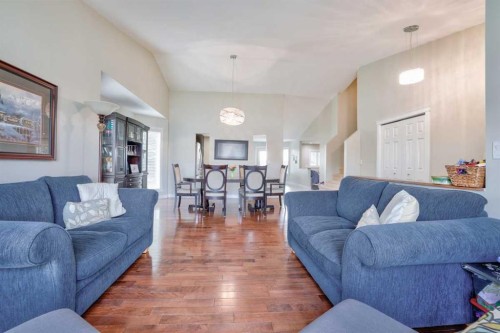 228 Wood Valley Bay Sw, Calgary, AB - Indoor Photo Showing Living Room