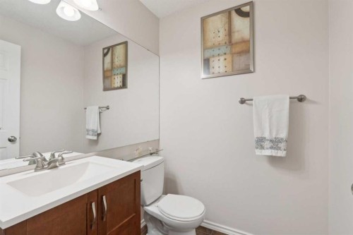 38-28 Berwick Crescent Nw, Calgary, AB - Indoor Photo Showing Bathroom